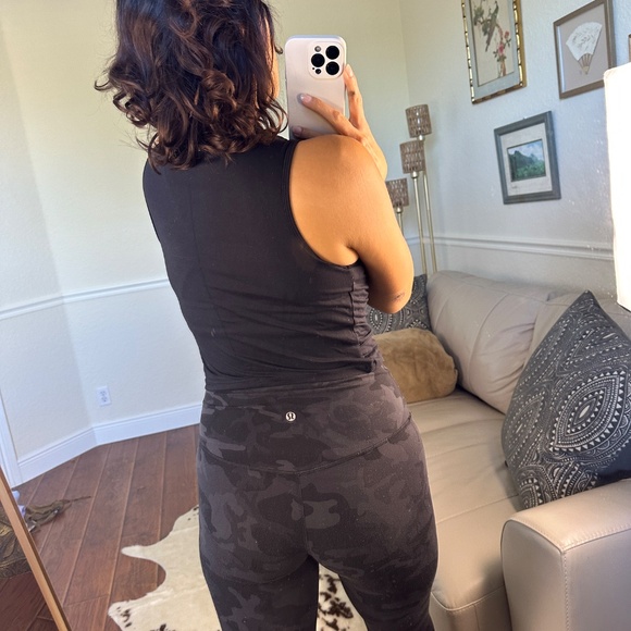 PARAGON FITWEAR - Crisscross front full coverage sports top - Picture 2 of 2